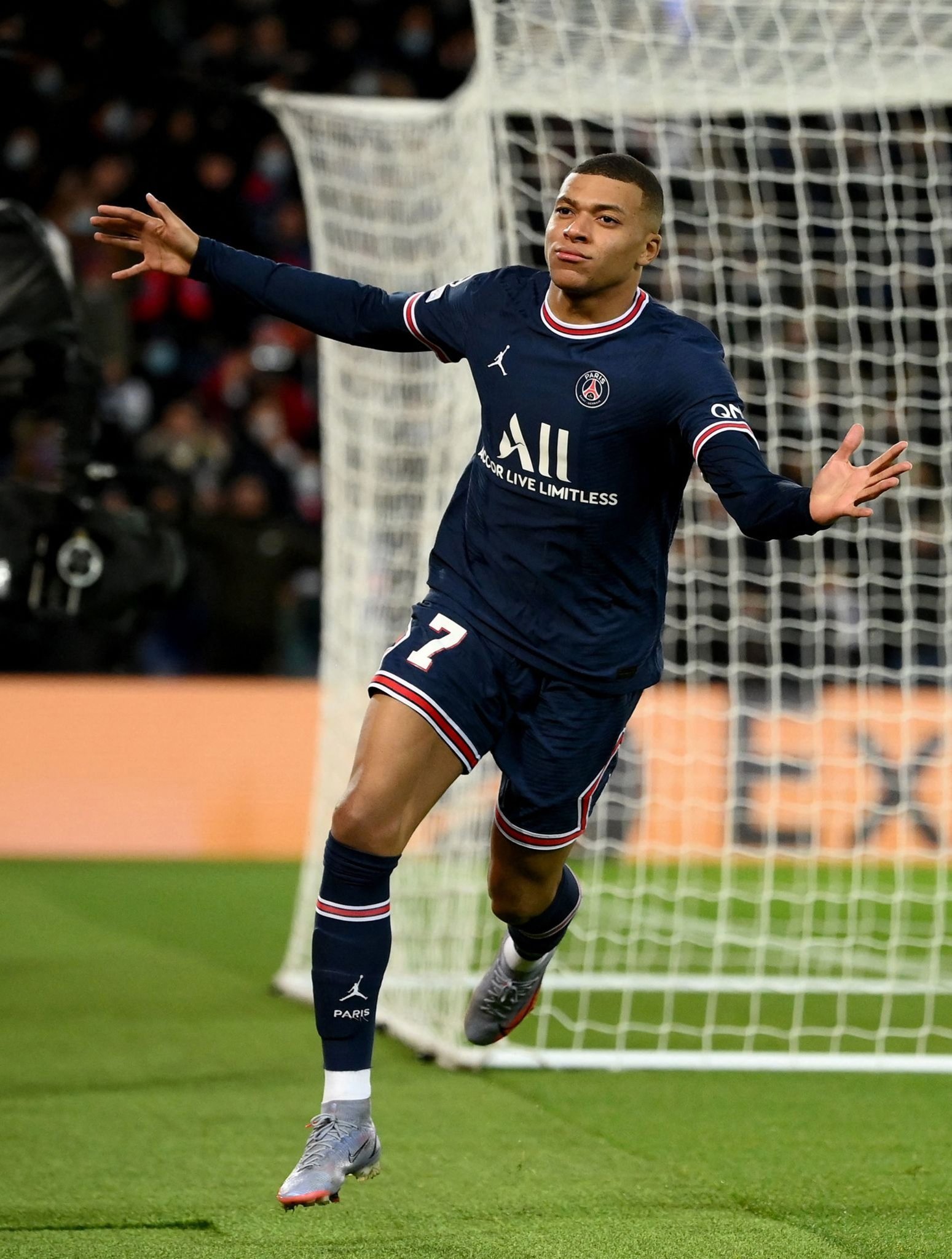 巴萨主席拉波尔塔圣诞晚宴展现亲和力 球队领跑西甲前景光明